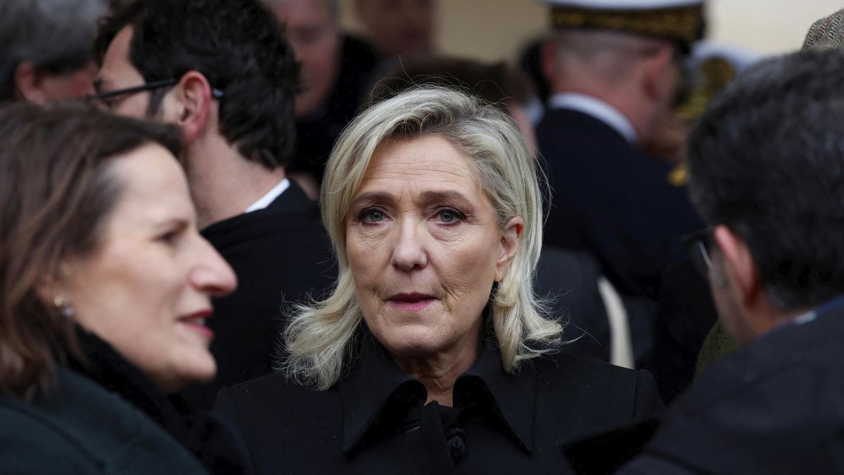 Le Penová nakukuje do prezidentského paláce